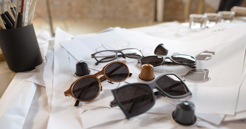 Tipton szemüvegkeret Nespresso kapszulák újrahasznosításával, rúzs és más