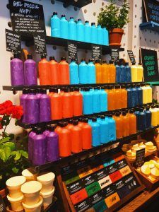 Lush pucér üzletet nyitott, kampány a műanyagszennyezés ellen, rúzs és más