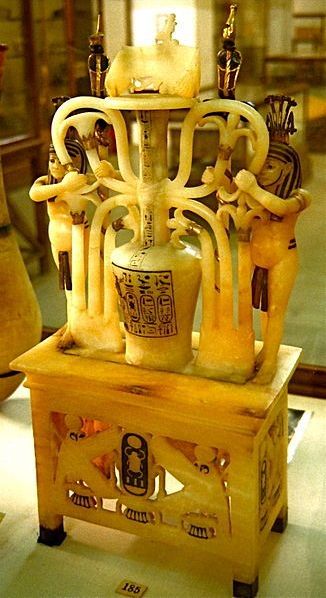 Tutanhamon parfümtartója, illatakadémia, rúzs és más