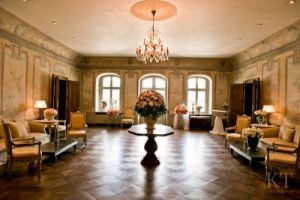 mike wallace, kiallitas, festmeny, festo, chateau bela, bela kastely, grofi, szlovakia, hiperrealista, kepkiallitas, program, programajanlo, ruzs es mas
